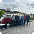 Männer Gruppe vor VW Bus